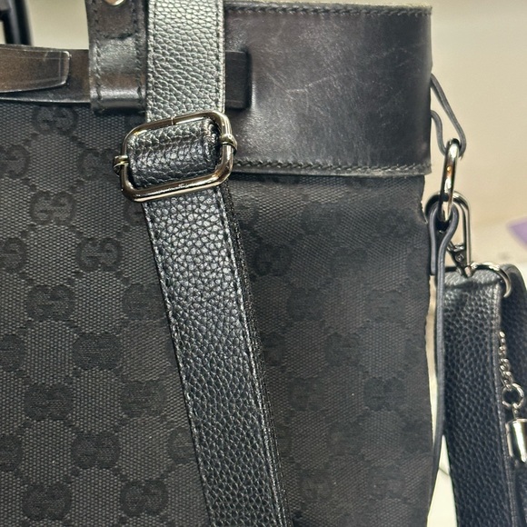 Gucci Black Messenger Bag with Structured Shape and Adjustable Strap - Picture 4 of 16